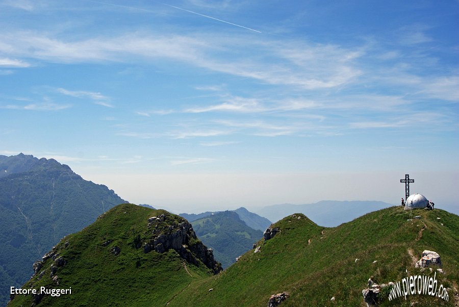 29 - Vista dalla vetta del Monte Due mani (quota 1666 s.l.m.).JPG